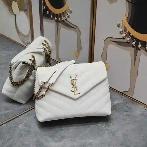 YSL Saint Luo @ Lan Chain Bag está hecho de una bolsa de regalo de entrega de alta calidad de piel d