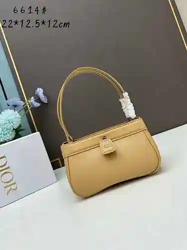 DI@OR La bolsa para las axilas está hecha de piel de vaca original importada, con una bolsa de regal