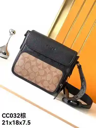 El bolso de mensajero dedicado para hombres Kou @ Chi está hecho de cuero original importado de prim