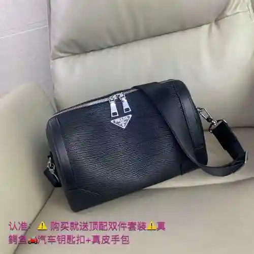El bolso cruzado exclusivo para hombre PRA@DA está hecho de cuero original importado de primera cali