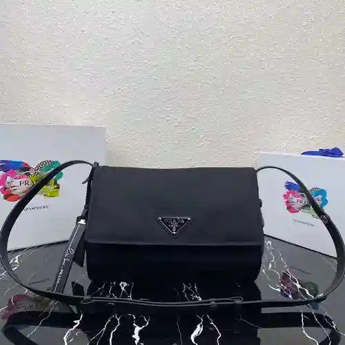 PRA@DA La bolsa de mensajería exclusiva para hombres está hecha de cuero original importado de prime