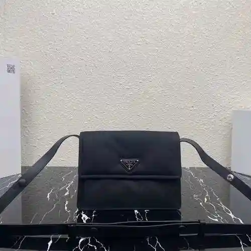 El bolso cruzado exclusivo para hombre PRA@DA está hecho de cuero original importado de primera cali