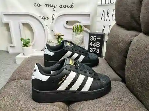 373D is reinterpreted with modern fashion elements,/Clover Adidas Originals Superstar XLG Shell Head