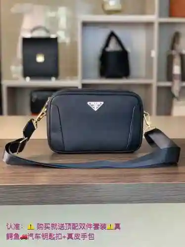 El bolso cruzado exclusivo para hombre PRA@DA está hecho de cuero original importado de primera cali