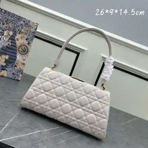 DI@OR El bolso está fabricado en piel de vacuno original importada, con una bolsa de regalo de entre