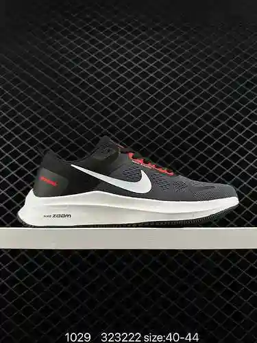 Nike/Nike cuenta con una superficie de malla transpirable tejida altamente elástica y una suela exte